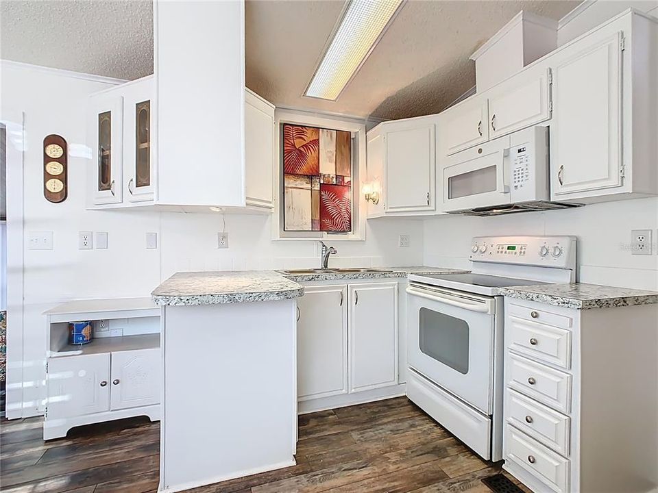 待售: $118,900 (1 贝兹, 1 浴室, 642 平方英尺)