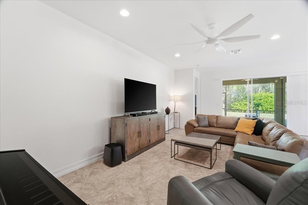 На продажу: $439,800 (4 спален, 2 ванн, 2032 Квадратных фут)