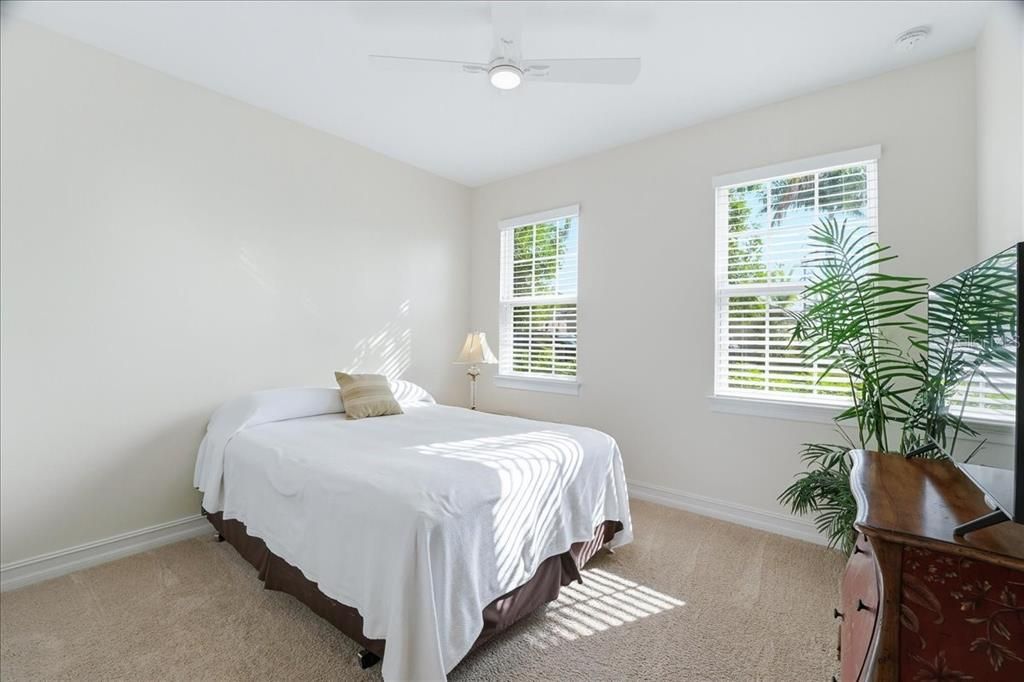 На продажу: $439,800 (4 спален, 2 ванн, 2032 Квадратных фут)