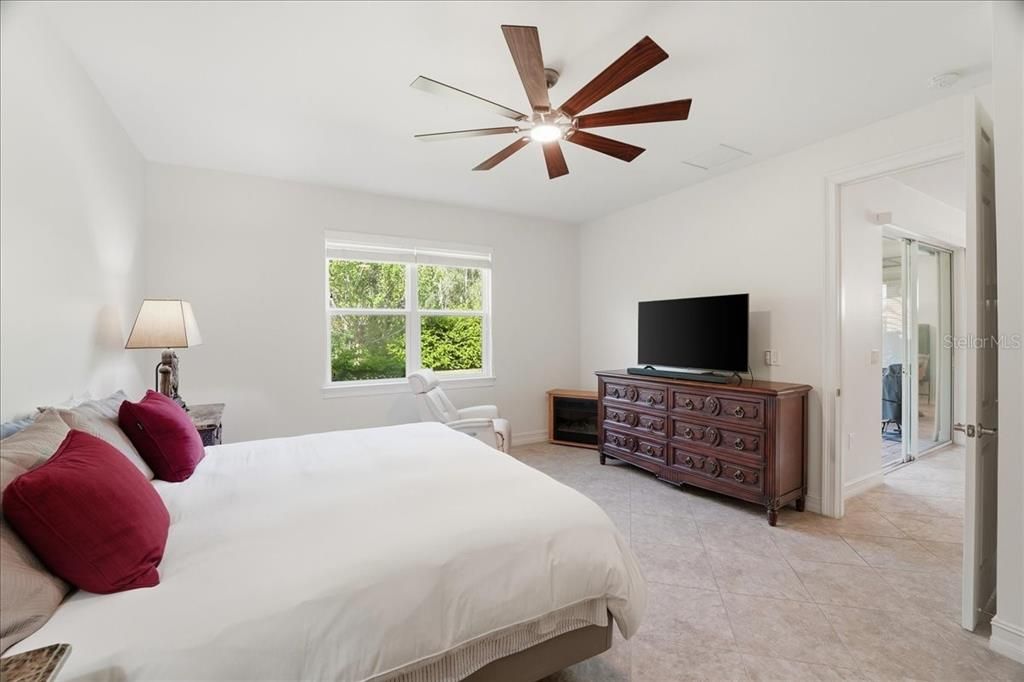 На продажу: $439,800 (4 спален, 2 ванн, 2032 Квадратных фут)