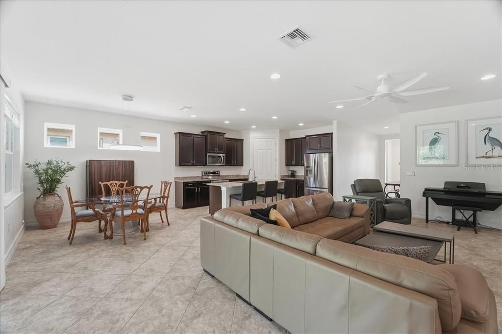 На продажу: $439,800 (4 спален, 2 ванн, 2032 Квадратных фут)