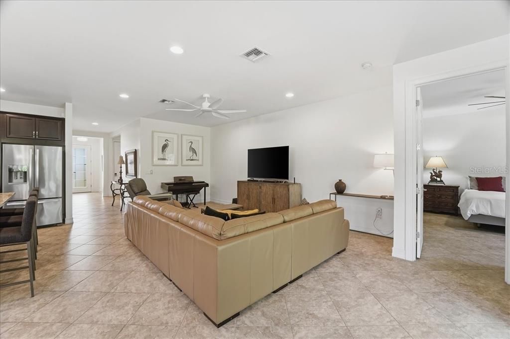 На продажу: $439,800 (4 спален, 2 ванн, 2032 Квадратных фут)