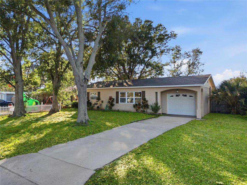 For Sale: $310,000 (3 beds, 1 baths, 816 Square Feet)