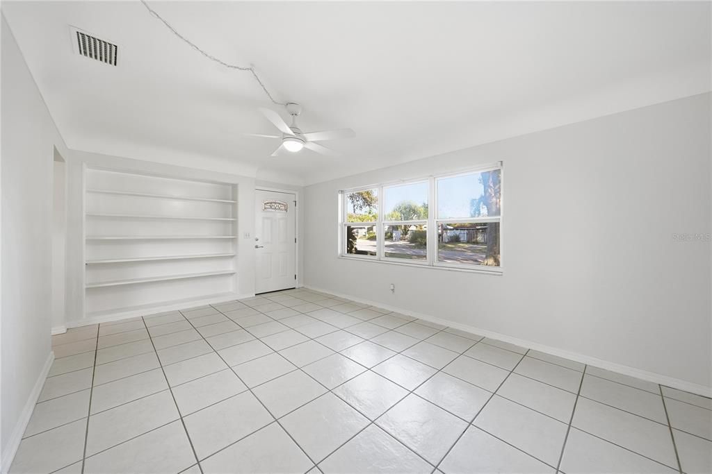 For Sale: $310,000 (3 beds, 1 baths, 816 Square Feet)