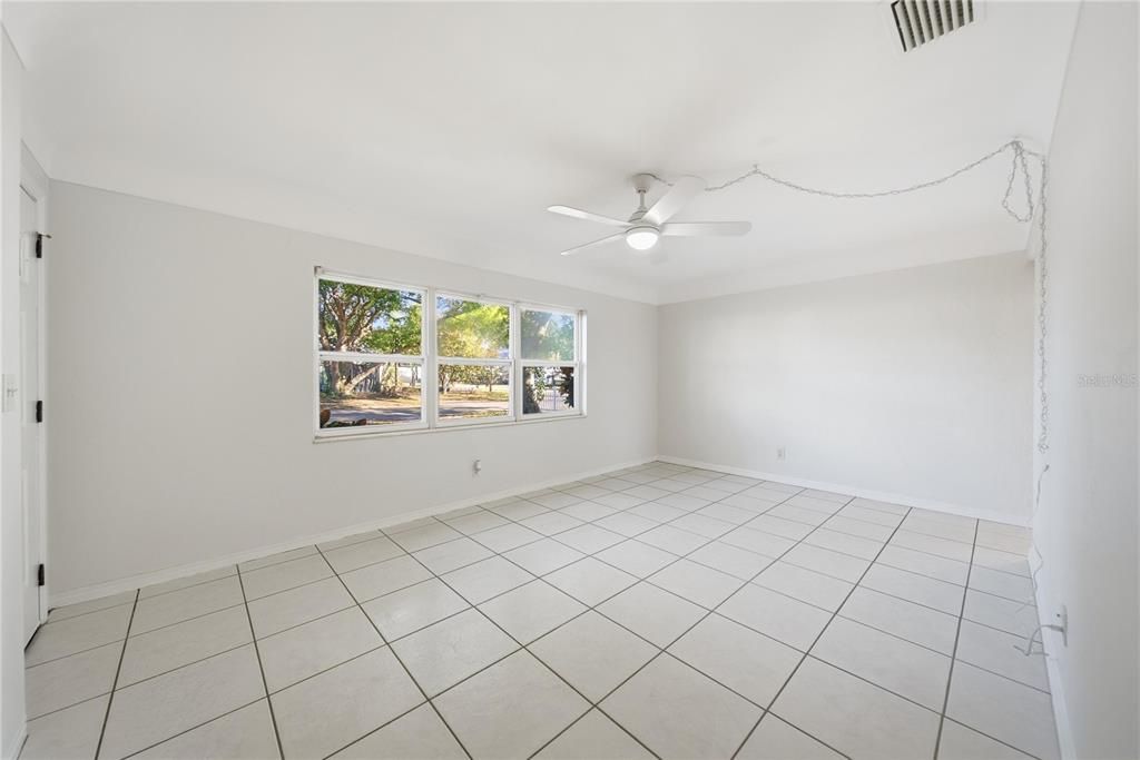 For Sale: $310,000 (3 beds, 1 baths, 816 Square Feet)