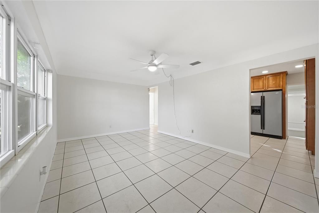 For Sale: $310,000 (3 beds, 1 baths, 816 Square Feet)