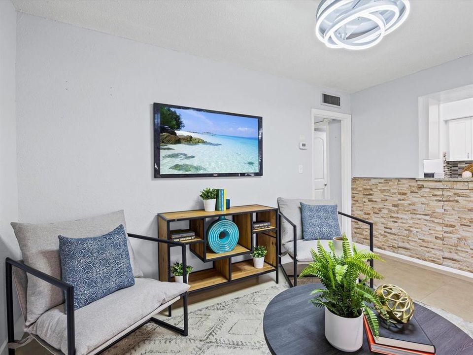 待售: $219,000 (2 贝兹, 1 浴室, 808 平方英尺)