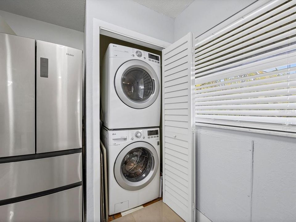 待售: $219,000 (2 贝兹, 1 浴室, 808 平方英尺)