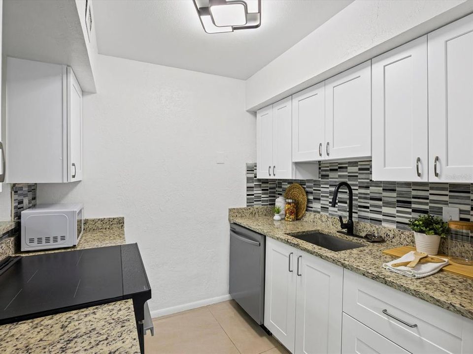 待售: $219,000 (2 贝兹, 1 浴室, 808 平方英尺)