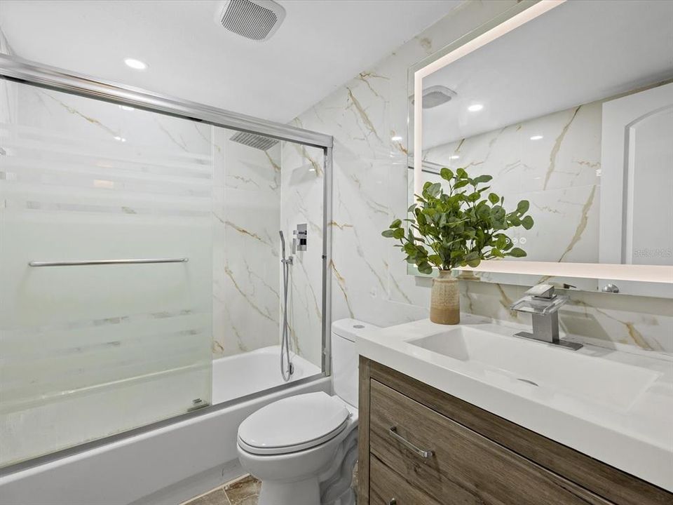 待售: $219,000 (2 贝兹, 1 浴室, 808 平方英尺)