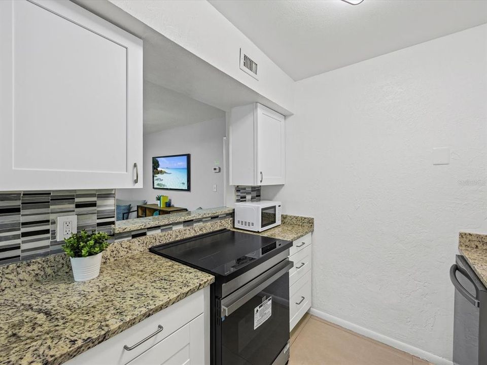 待售: $219,000 (2 贝兹, 1 浴室, 808 平方英尺)