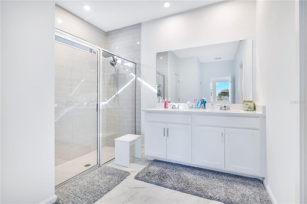 En Venta: $639,000 (4 camas, 3 baños, 3318 Pies cuadrados)