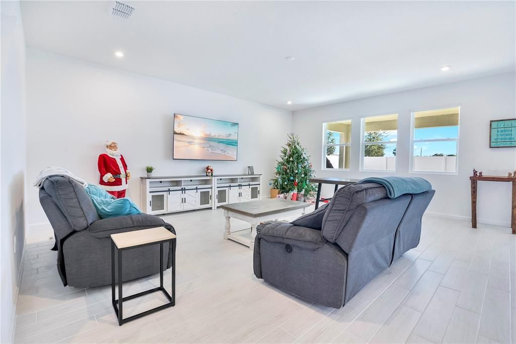 En Venta: $639,000 (4 camas, 3 baños, 3318 Pies cuadrados)