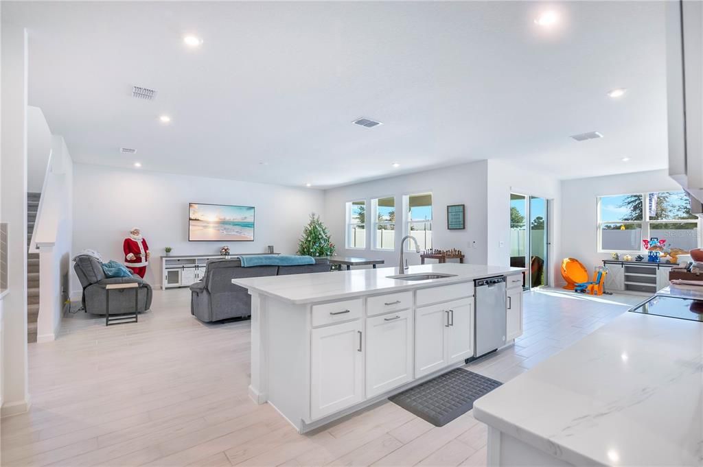 En Venta: $639,000 (4 camas, 3 baños, 3318 Pies cuadrados)