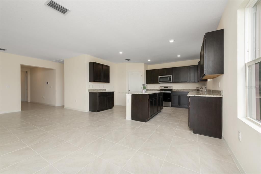 出租: $2,500 (4 贝兹, 3 浴室, 2761 平方英尺)