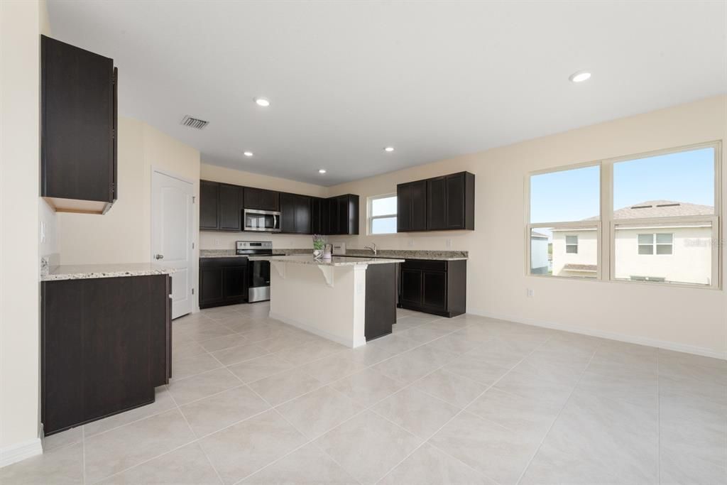 出租: $2,500 (4 贝兹, 3 浴室, 2761 平方英尺)