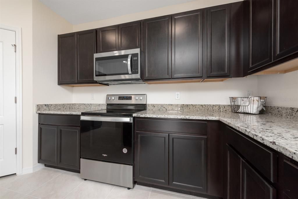 出租: $2,500 (4 贝兹, 3 浴室, 2761 平方英尺)