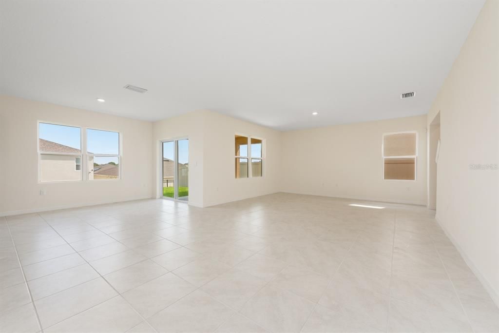 出租: $2,500 (4 贝兹, 3 浴室, 2761 平方英尺)