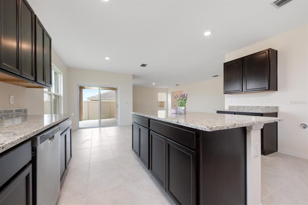 出租: $2,500 (4 贝兹, 3 浴室, 2761 平方英尺)