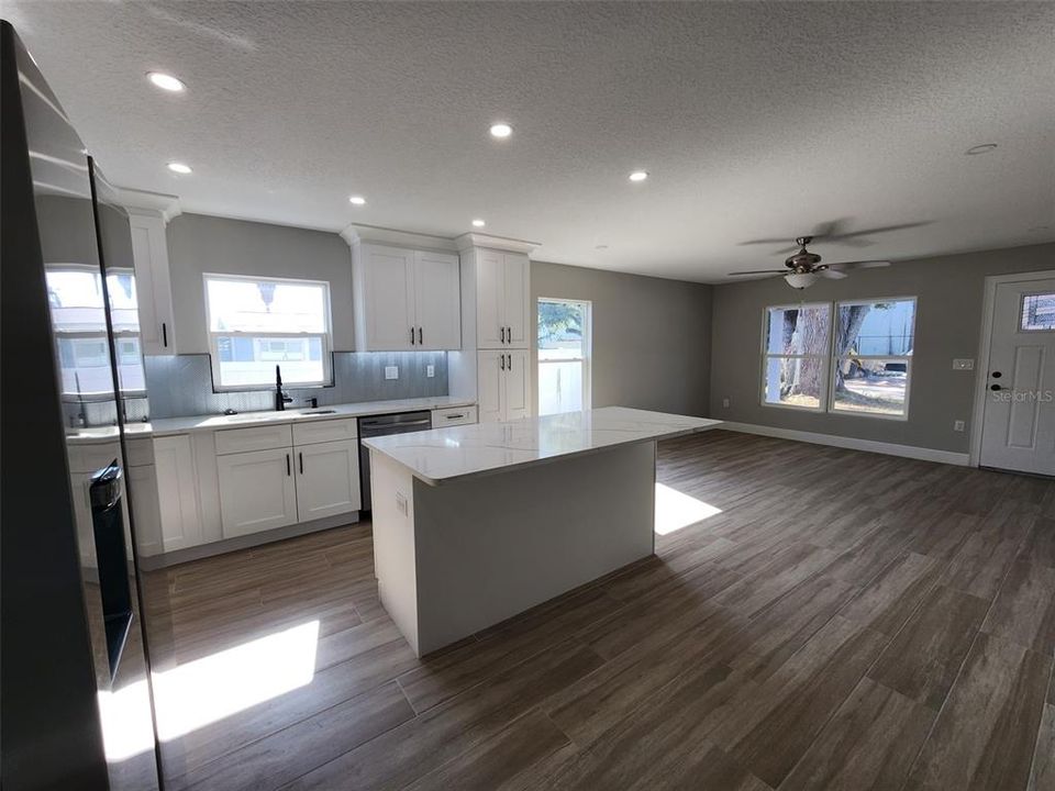 En Venta: $379,900 (3 camas, 2 baños, 1200 Pies cuadrados)