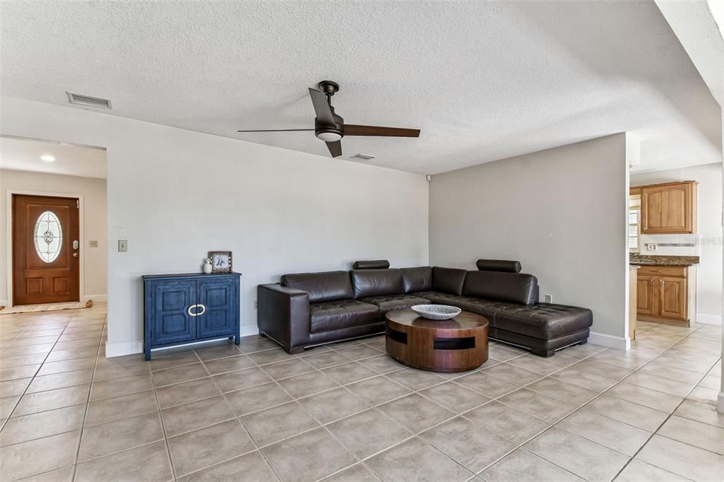 待售: $524,900 (3 贝兹, 3 浴室, 2056 平方英尺)