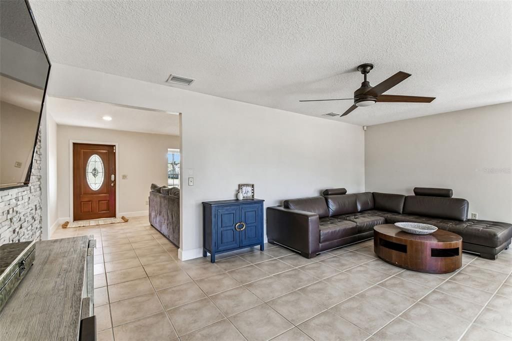 待售: $524,900 (3 贝兹, 3 浴室, 2056 平方英尺)