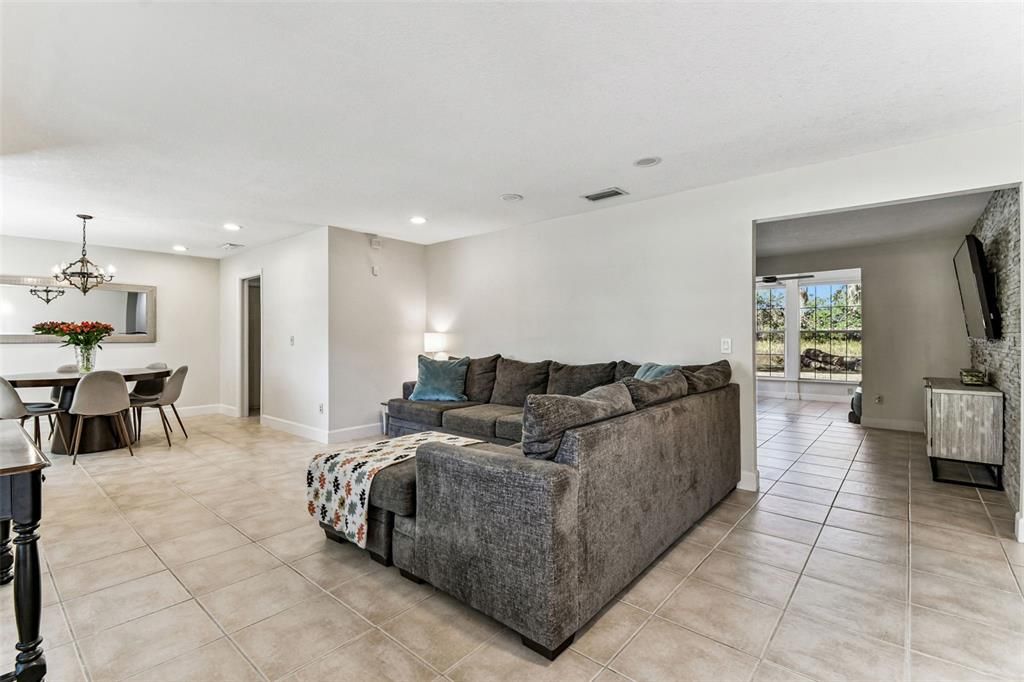 待售: $524,900 (3 贝兹, 3 浴室, 2056 平方英尺)