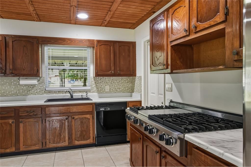 For Sale: $435,000 (3 beds, 2 baths, 1826 Square Feet)