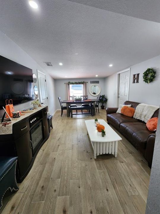 待售: $379,900 (5 贝兹, 4 浴室, 805 平方英尺)