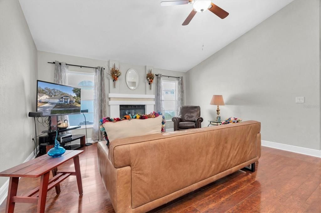 待售: $450,000 (4 贝兹, 2 浴室, 2082 平方英尺)