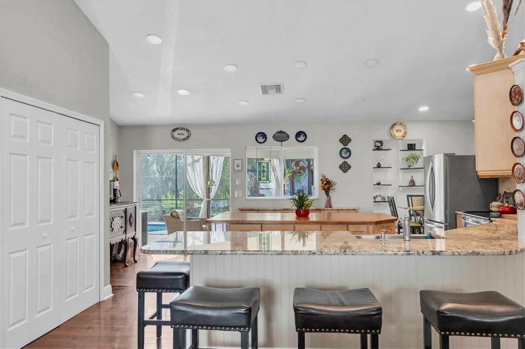 待售: $450,000 (4 贝兹, 2 浴室, 2082 平方英尺)