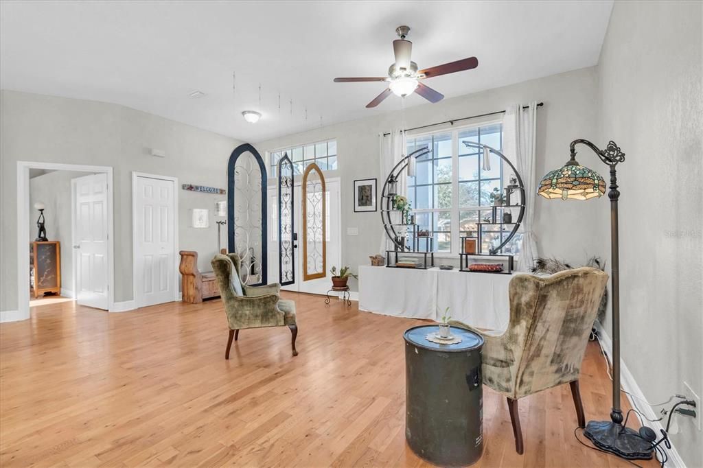 待售: $450,000 (4 贝兹, 2 浴室, 2082 平方英尺)