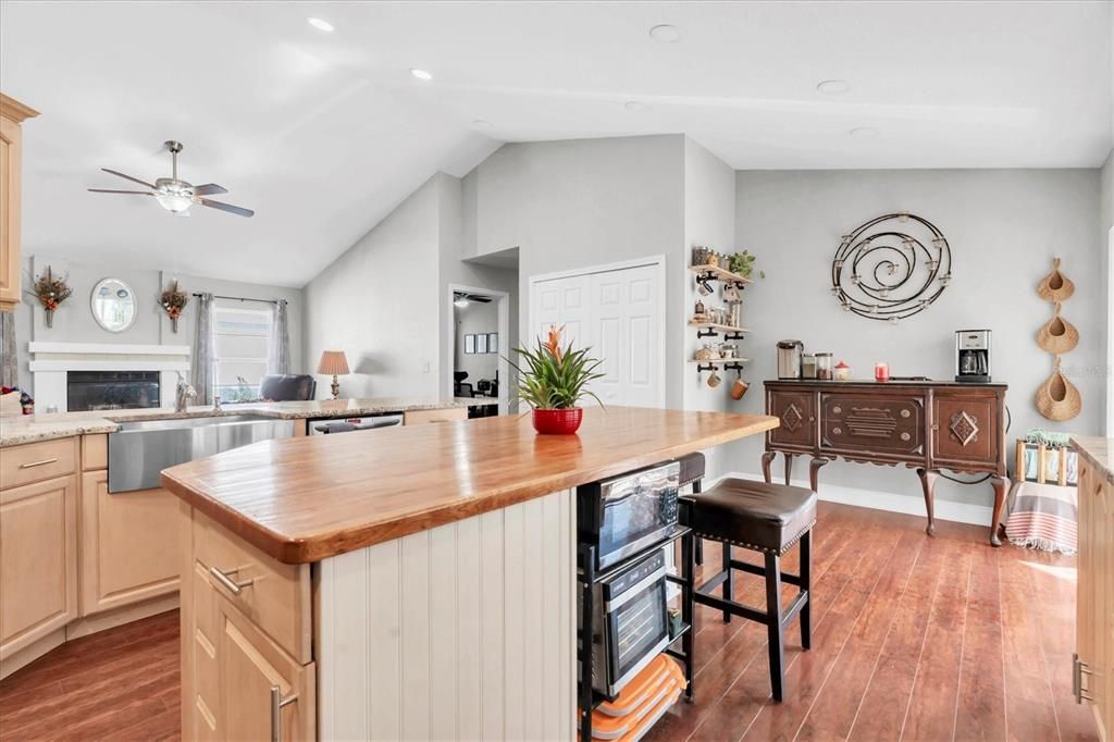 待售: $450,000 (4 贝兹, 2 浴室, 2082 平方英尺)