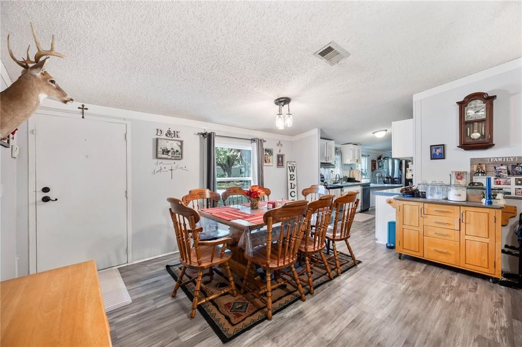 En Venta: $250,000 (3 camas, 2 baños, 1700 Pies cuadrados)