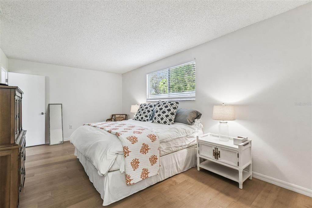 待售: $215,000 (3 贝兹, 2 浴室, 1359 平方英尺)