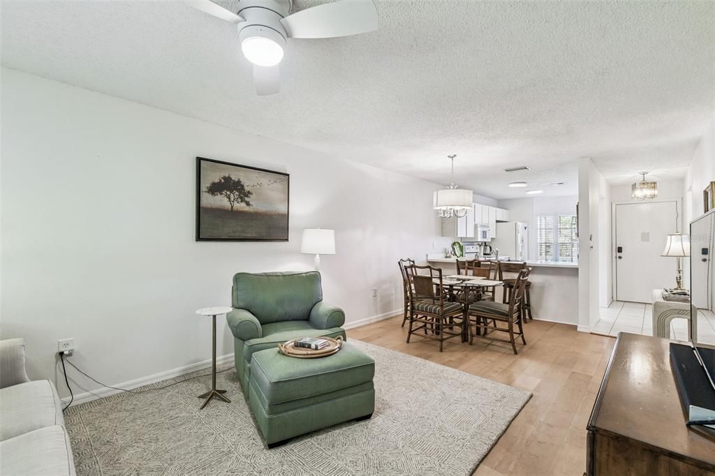 待售: $215,000 (3 贝兹, 2 浴室, 1359 平方英尺)