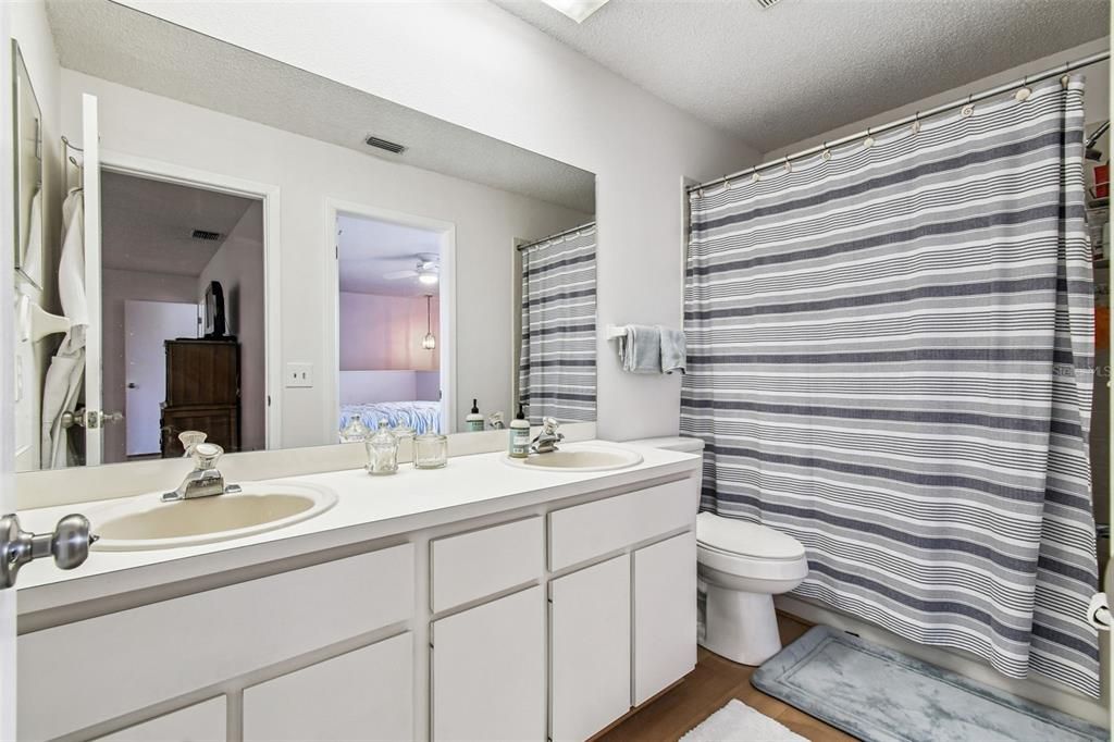 待售: $215,000 (3 贝兹, 2 浴室, 1359 平方英尺)