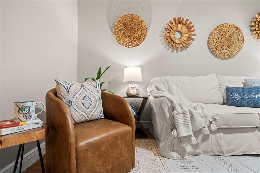 For Sale: $185,000 (1 beds, 1 baths, 867 Square Feet)