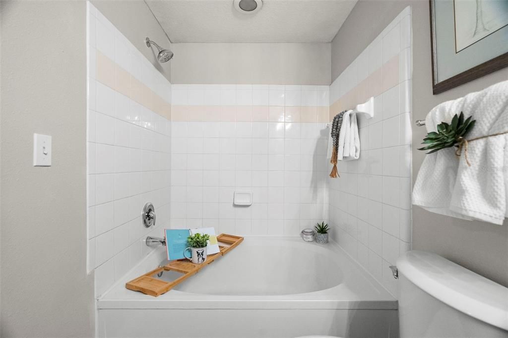 For Sale: $185,000 (1 beds, 1 baths, 867 Square Feet)