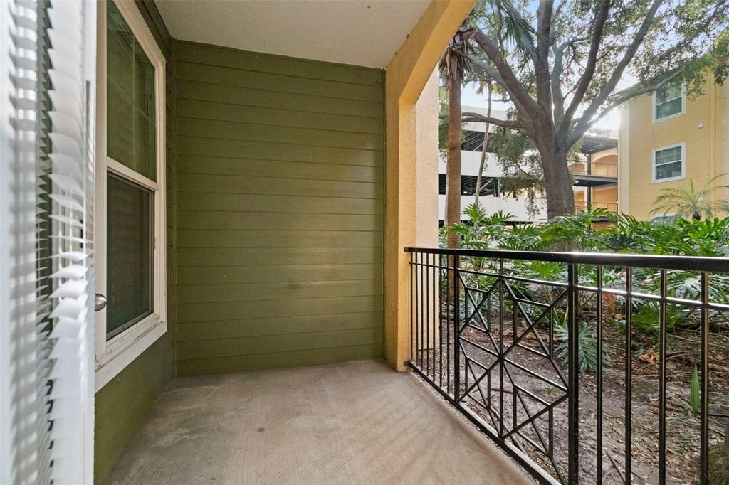 For Sale: $185,000 (1 beds, 1 baths, 867 Square Feet)