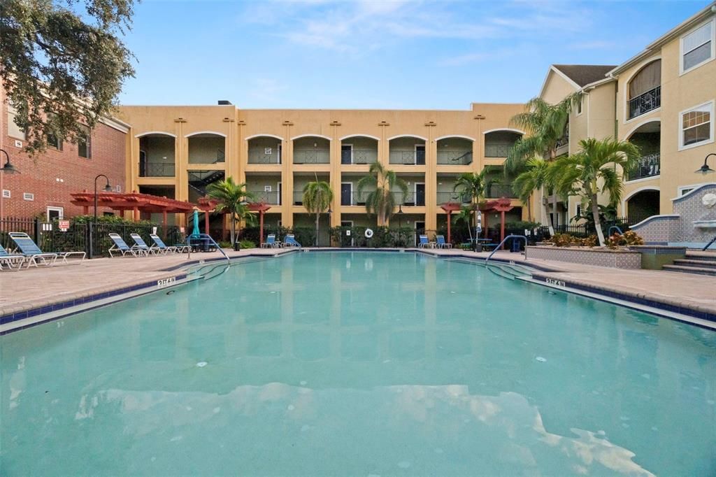 For Sale: $185,000 (1 beds, 1 baths, 867 Square Feet)