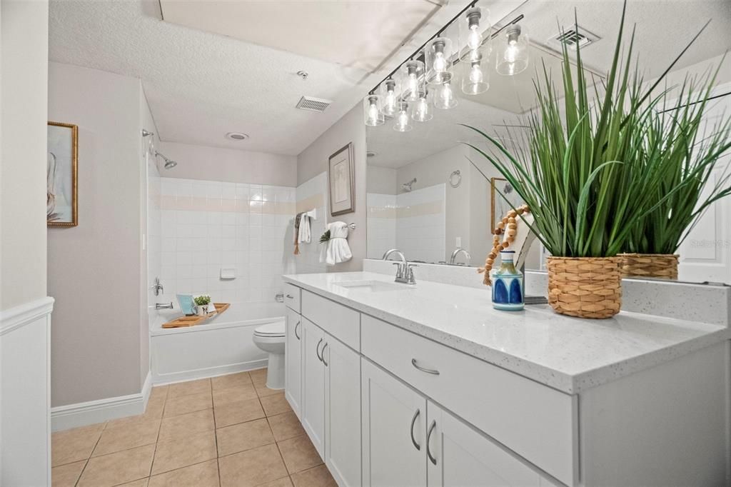 For Sale: $185,000 (1 beds, 1 baths, 867 Square Feet)