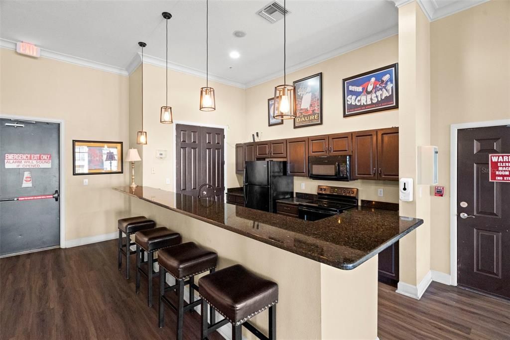 For Sale: $185,000 (1 beds, 1 baths, 867 Square Feet)