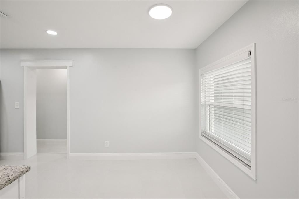 待售: $375,000 (4 贝兹, 2 浴室, 1410 平方英尺)