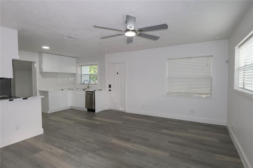 For Sale: $315,000 (2 beds, 2 baths, 828 Square Feet)