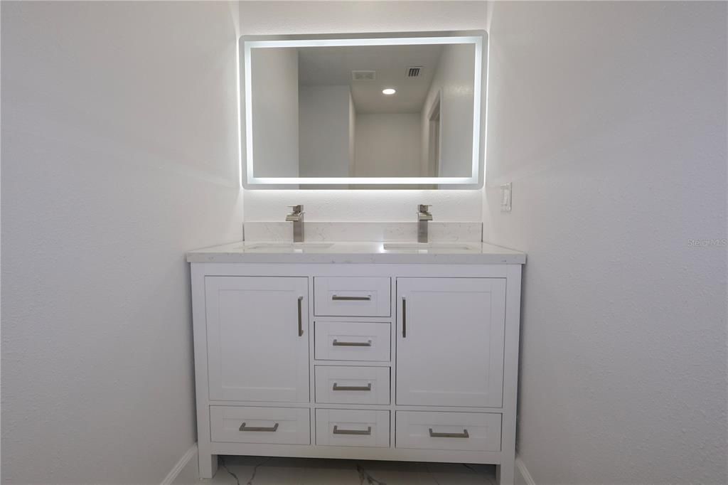 For Sale: $315,000 (2 beds, 2 baths, 828 Square Feet)