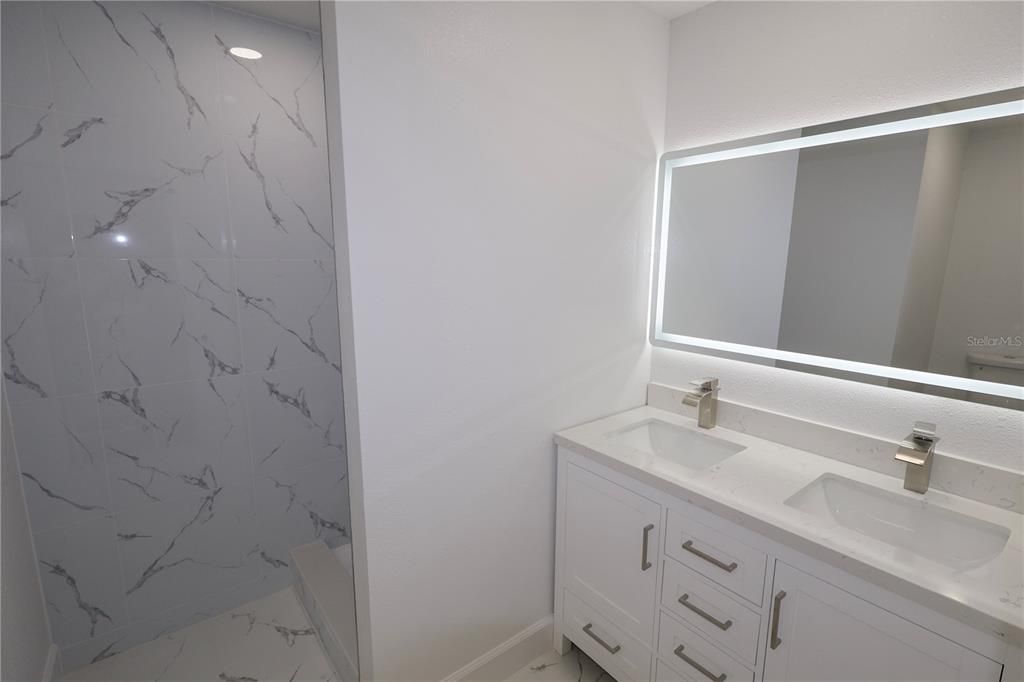 For Sale: $315,000 (2 beds, 2 baths, 828 Square Feet)