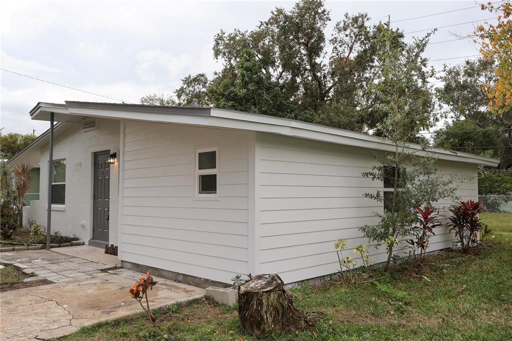 For Sale: $315,000 (2 beds, 2 baths, 828 Square Feet)