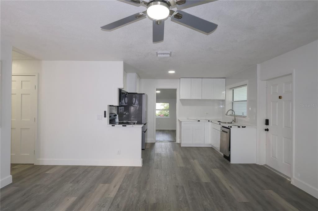 For Sale: $315,000 (2 beds, 2 baths, 828 Square Feet)