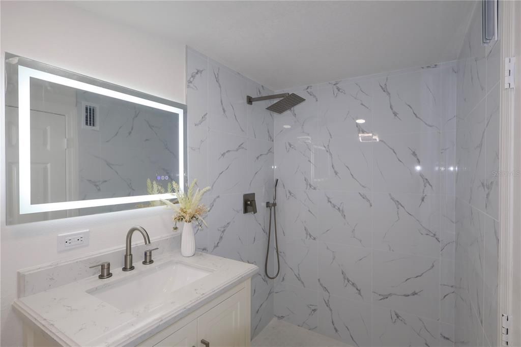 For Sale: $315,000 (2 beds, 2 baths, 828 Square Feet)